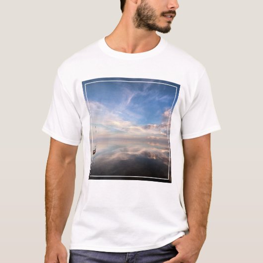 Een eenzame zeilboot op de kalm wateren van Salton T-shirt (Voorkant)