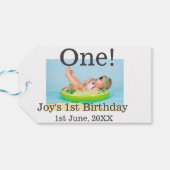 Een eerste verjaardag foto moderne naam datum toev cadeaulabel (Achterkant Horizontaal)