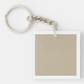 Een effen bruine achtergrond met een gladde, unifo sleutelhanger (Voorkant)