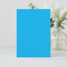 Een effen helderblauwe achtergrond zonder patroon