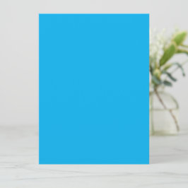 Een effen helderblauwe achtergrond zonder patroon