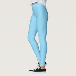 Een effen lichtblauwe achtergrond vult leggings