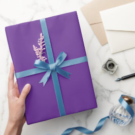 Een effen paarse achtergrond met subtiele vertical cadeaupapier
