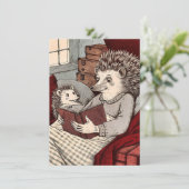 Een egel op een omslag die een boek leest bedankkaart (Staand voorkant)