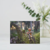 Een eikel elf gitarist in het bos. briefkaart (Staand voorkant)