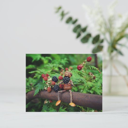 Een eikelelf eet bramen briefkaart (Staand voorkant)