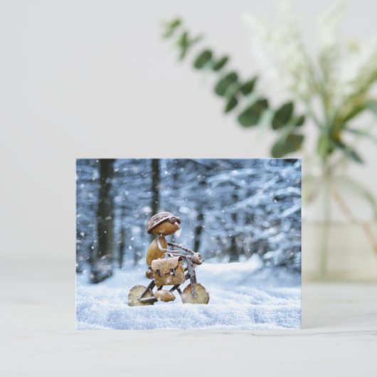 Een eikelelf fietst in de winter naar zijn werk briefkaart (Staand voorkant)