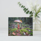 Een eikelelf verbergt zich onder een paddenstoel m briefkaart (Staand voorkant)