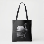 Een elegante witte zwaan op een zwarte achtergrond tote bag (Voorkant)