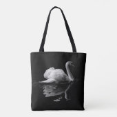 Een elegante witte zwaan op een zwarte achtergrond tote bag (Achterkant)