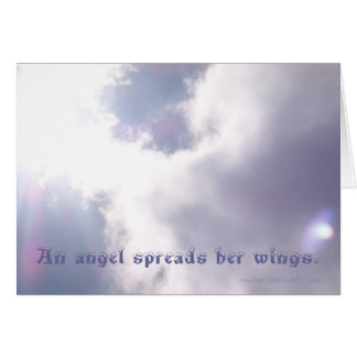 Een engel verspreidt haar vleugels.