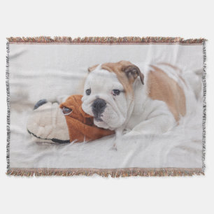 Een Engelse bulledog-puppy met een bulledog Deken