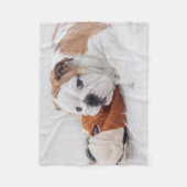 Een Engelse bulledog-puppy met een bulledog Fleece Deken (Voorkant)