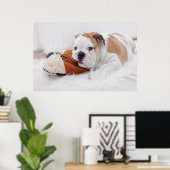 Een Engelse bulledog-puppy met een bulledog Poster (Thuiskantoor)