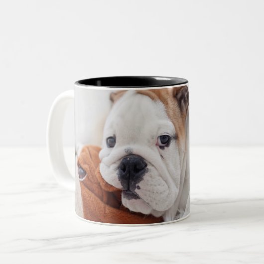 Een Engelse bulledog-puppy met een bulledog Tweekleurige Koffiemok (Voorkant links)