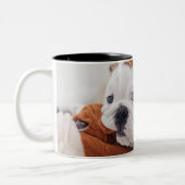 Een Engelse bulledog-puppy met een bulledog Tweekleurige Koffiemok (Links)