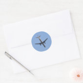 Een enkel vliegtuig op de achtergrond van de blauw ronde sticker (Envelop)