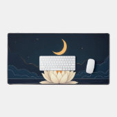 Een enkele lotusbloem drijvend op een donkere vijv bureaumat (Keyboard & Muis)