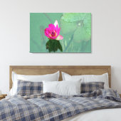 Een enkele roze waterlelie in een vijver canvas afdruk (Insitu (Slaapkamer))