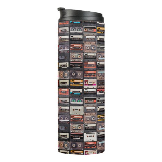 Een enorm collectie audiocassettes. Retro musical Thermosbeker (Geroteerd rechts)