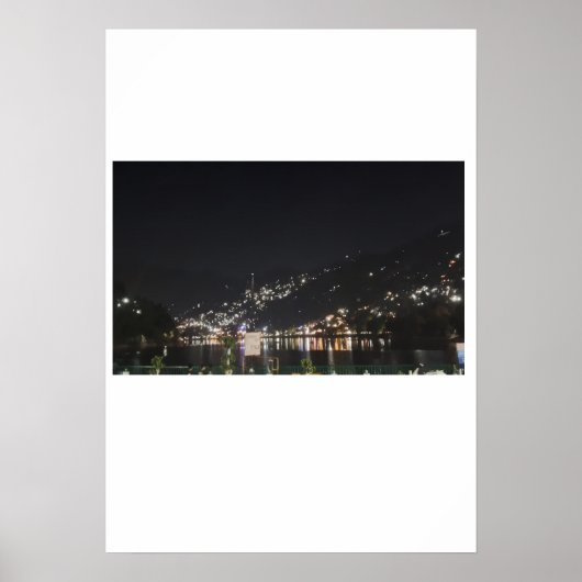Een enorm uitzicht van lichten op een top. poster (Voorkant)