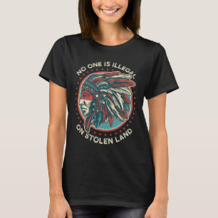 Een ervan is illegaal op gestolen land Anti Trump  T-shirt