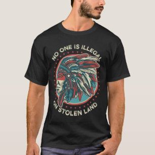 Een ervan is illegaal op gestolen land Anti Trump  T-shirt