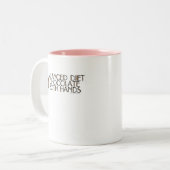 Een evenwichtig dieet is chocolade in beide handen tweekleurige koffiemok (Voorkant links)