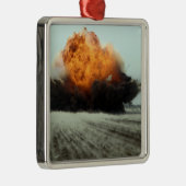 Een explosie brak uit metalen ornament (Rechts)
