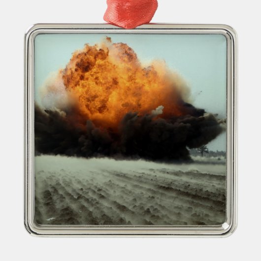 Een explosie brak uit metalen ornament (Voorkant)