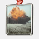 Een explosie brak uit metalen ornament (Links)