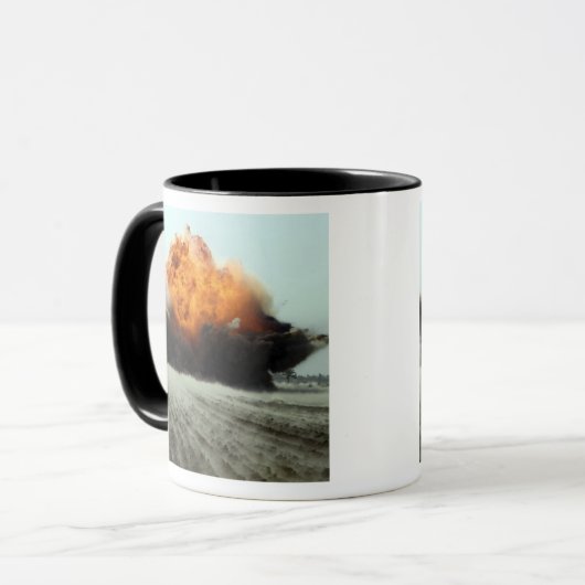 Een explosie brak uit mok (Voorkant links)