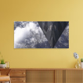 Een F-117A Nighthawk vliegt hoog boven de bergen Canvas Afdruk (Insitu (Woonkamer))