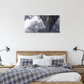 Een F-117A Nighthawk vliegt hoog boven de bergen Canvas Afdruk (Insitu (Slaapkamer))