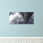 Een F-117A Nighthawk vliegt hoog boven de bergen Canvas Afdruk (Insitu (Houten vloer))