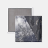 Een F-117A Nighthawk vliegt hoog boven de bergen Magneet (Voorkant / Achterkant)