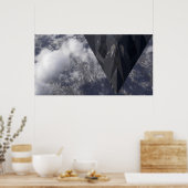 Een F-117A Nighthawk vliegt hoog boven de bergen Poster (Keuken)