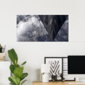 Een F-117A Nighthawk vliegt hoog boven de bergen Poster (Thuiskantoor)