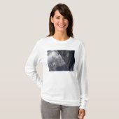 Een F-117A Nighthawk vliegt hoog boven de bergen T-shirt (Voorkant volledig)