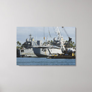 Een F-15 Eagle krijgt een lift uit een schuurkraan Canvas Afdruk