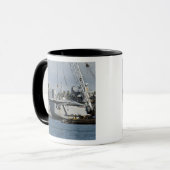 Een F-15 Eagle krijgt een lift uit een schuurkraan Mok (Voorkant links)