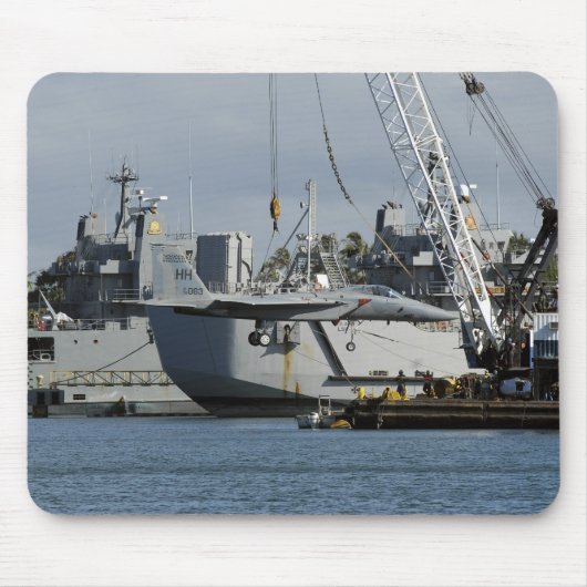 Een F-15 Eagle krijgt een lift uit een schuurkraan Muismat (Voorkant)