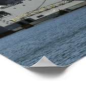 Een F-15 Eagle krijgt een lift uit een schuurkraan Poster (Hoek)