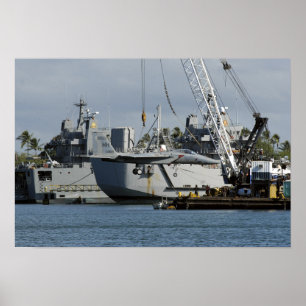 Een F-15 Eagle krijgt een lift uit een schuurkraan Poster