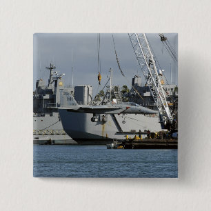 Een F-15 Eagle krijgt een lift uit een schuurkraan Vierkante Button 5,1 Cm