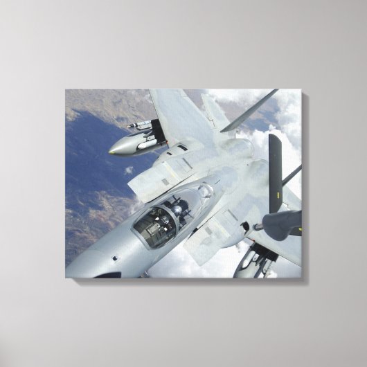 Een F-15 Eagle trekt weg van een KC-135 Canvas Afdruk (Voorkant)