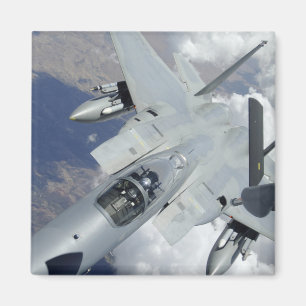 Een F-15 Eagle trekt weg van een KC-135 Magneet