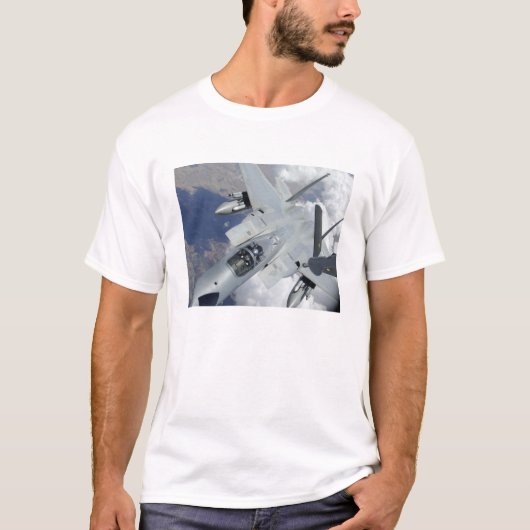 Een F-15 Eagle trekt weg van een KC-135 T-shirt (Voorkant)