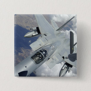 Een F-15 Eagle trekt weg van een KC-135 Vierkante Button 5,1 Cm