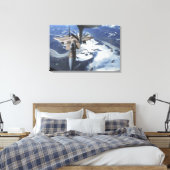 Een F-15C Eagle vliegtuig zit achter een KC-135R Canvas Afdruk (Insitu (Slaapkamer))